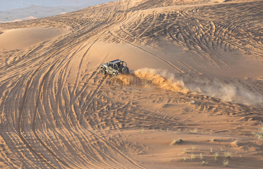 在阿拉伯联合酋长国迪拜附近的化石岩旁的沙漠图片
