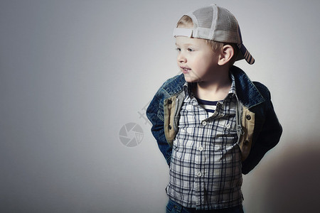 孩子牛仔裤的滑稽的小男孩卡车司机帽喜悦时尚的孩子4岁格子图片