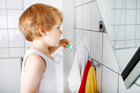可爱的孩子在家庭浴室里学习刷牙孩子学习如何保持健图片