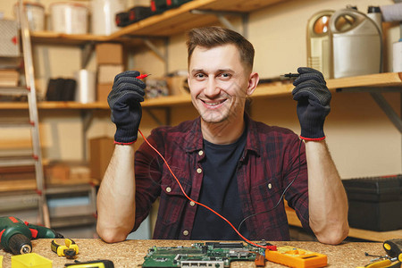 修理电子产品的工程师图片
