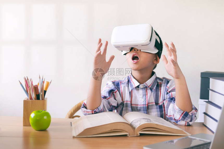 身戴VR头盔的年轻男孩在飞速时间目睹虚拟现实图片