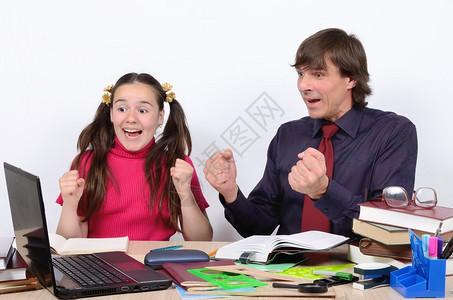 男教师和女学生青少年在感情上快乐地学习计算机图片