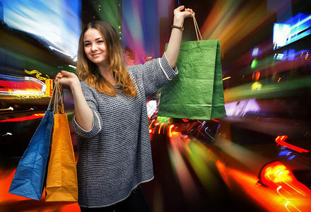 在纽约市购物大城市销售旺季带购物袋的图片
