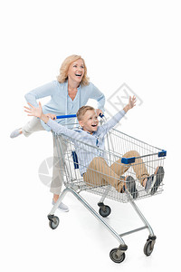 母亲骑着儿子坐在购物车里图片