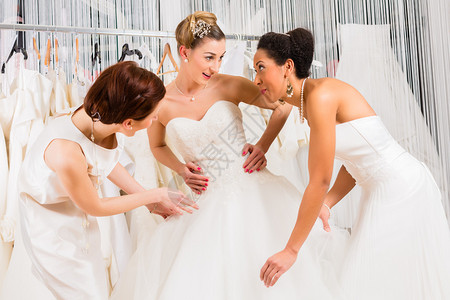 女人在婚礼时装店穿婚纱图片