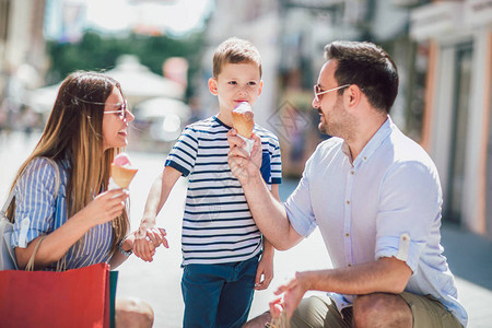 快乐的家庭购物吃冰淇淋图片