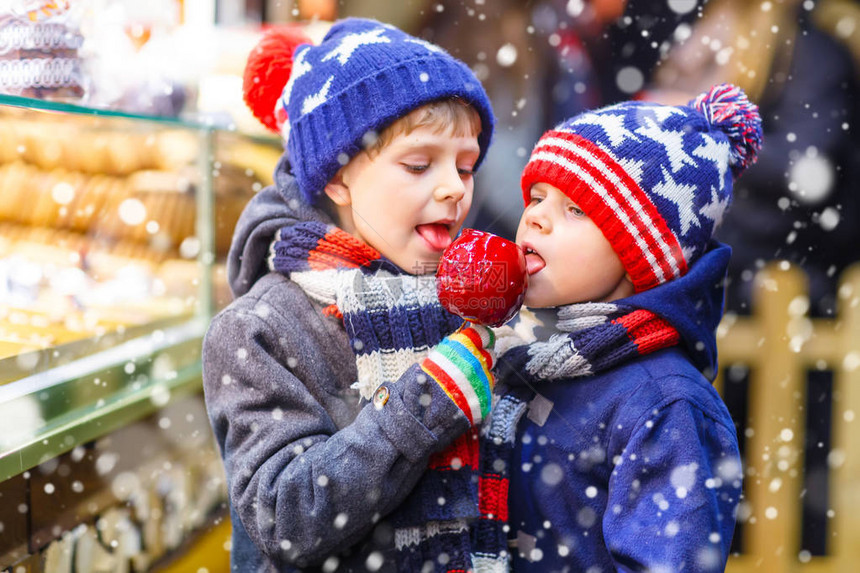 配上姜饼和坚果德国圣诞市场上快乐的孩子圣诞节的图片