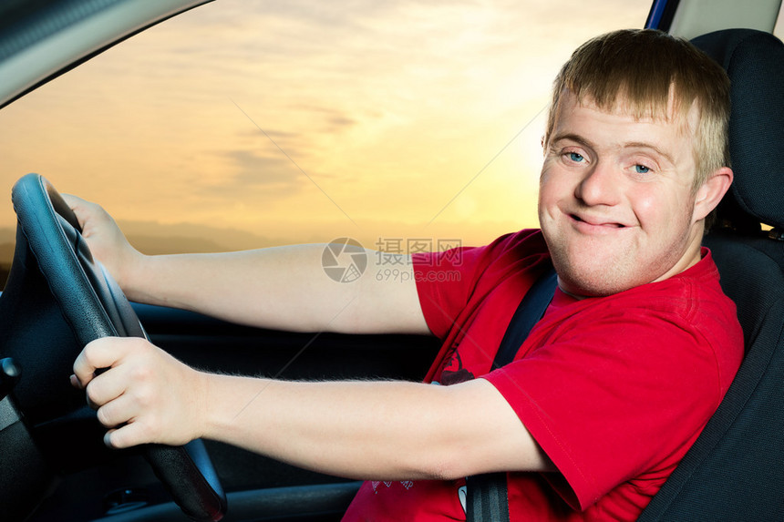 日落时年轻男子与综合症驾驶器图片