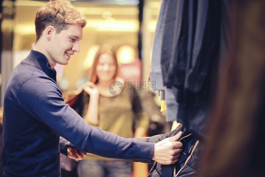 精品店里挑选衣服的男人图片