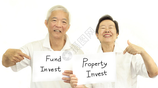幸福的亚洲老夫妇拥有标志基金和房图片