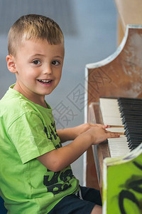 火车站外弹钢琴的白人小男孩图片