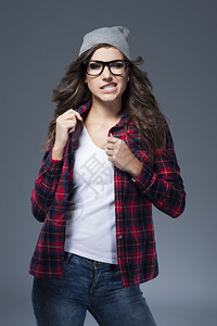 戴眼镜的时尚年轻女人我真的图片