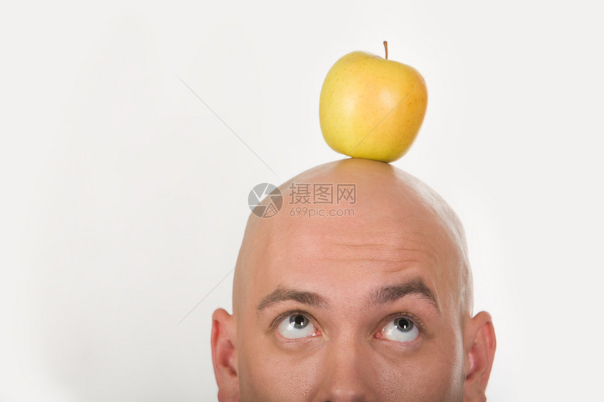 秃头男特写上面有黄色苹果图片
