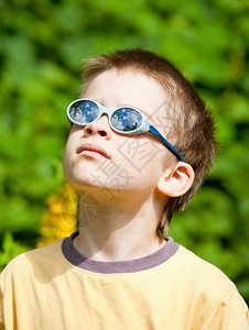 在户外佩戴太阳眼镜的年图片