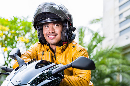 亚洲青年男子及其摩托车或摩托图片