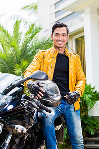 亚洲青年男子及其摩托车或摩托图片