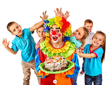 小丑在与群组儿童生日时拿着蛋图片