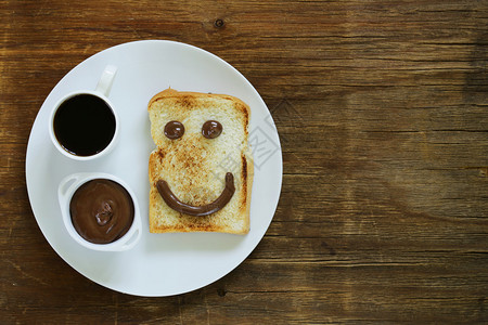 早餐在盘子上摆着笑脸吐司巧克力图片