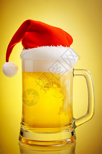 啤酒和圣诞老人的帽子图片