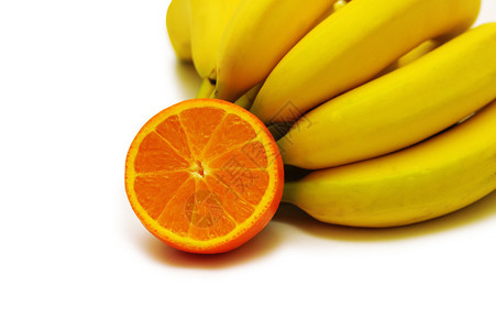一堆香蕉和橙子在白色上隔离图片