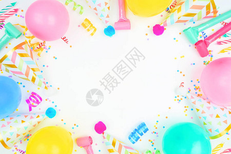 白色背景上的生日聚会框架带有气球派对帽彩带和五彩纸屑的顶视图片