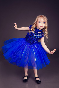一个美丽的年轻女孩的肖像穿着漂亮的蓝色派对礼图片