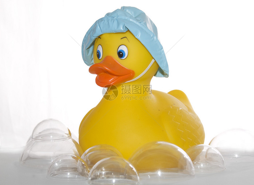黄塑料鸭在洗澡时四周有图片