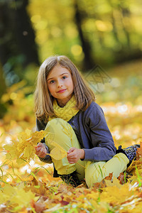 秋天乐趣可爱的女孩在秋日图片