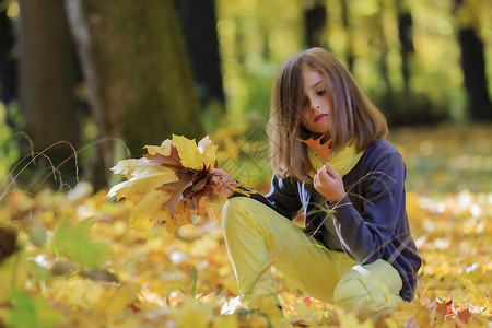 秋天乐趣可爱的女孩在秋日图片