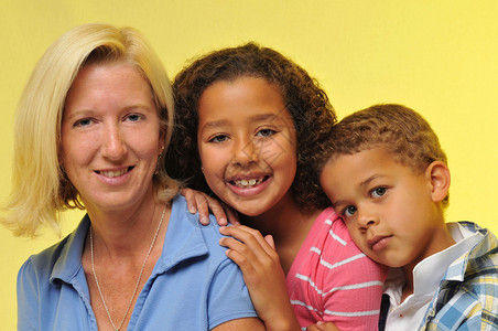 母亲和孩子在黄色背景下画像图片