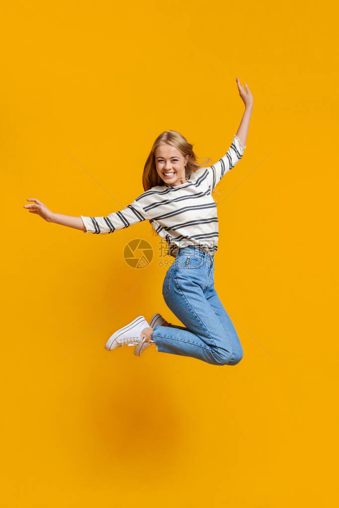 快乐的少女在空中跳跃图片