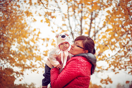 妈和一个孩子在秋天公园玩图片