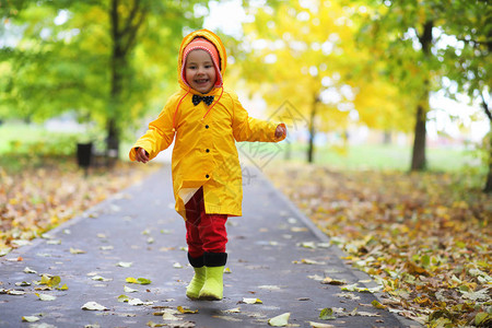 秋天公园的儿童白天穿着雨图片