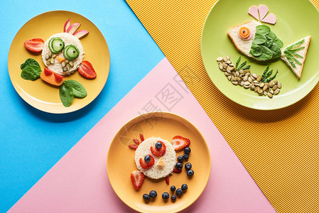 以蓝黄和粉红色背景食物制成的图片