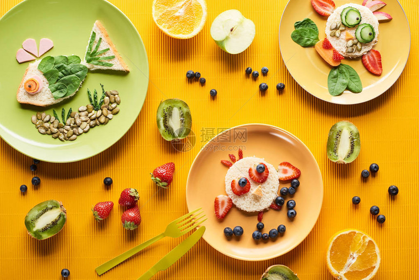 以彩色橙背景食物制成的花美动物图片