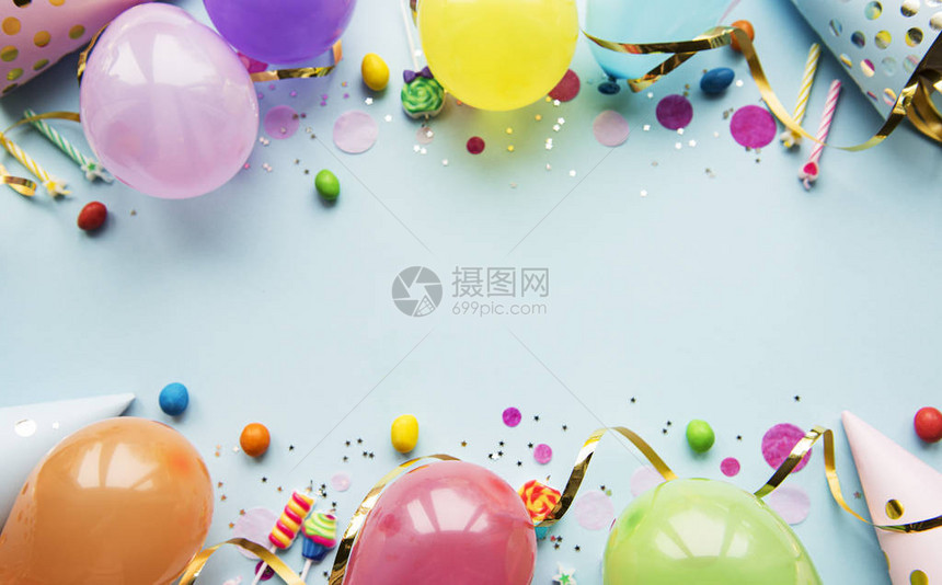 生日快乐或派对背景平躺着生日气球五彩纸屑和蓝色背景的丝带顶视图片