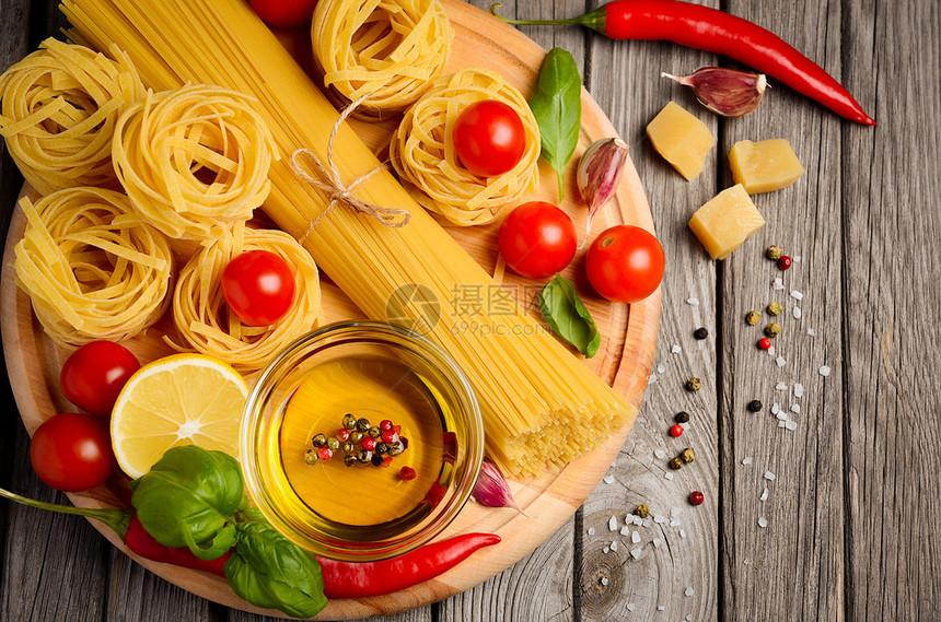 质朴的木桌上的意大利面食蔬菜香草和香料质朴的背景横向许可顶视图片