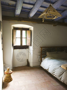 传统农舍中的乡村卧室瓷砖地板图片
