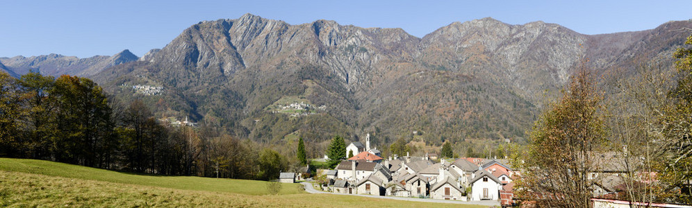 瑞士森托瓦利山谷的帕拉涅德拉乡村图片