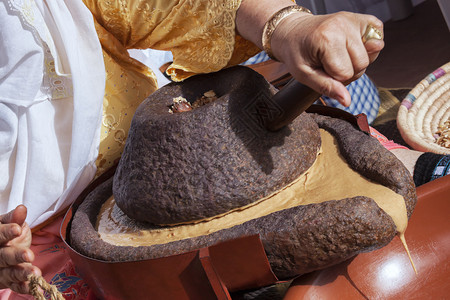 摩洛哥妇女通常用磨石研磨arg图片