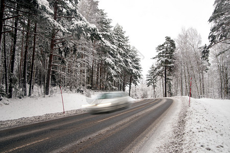 冬天在乡间小路上运动模糊的汽车图片