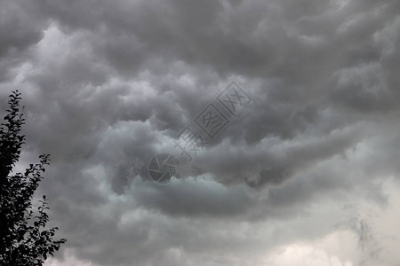 在暴风雨来临前的黑云照背景图片