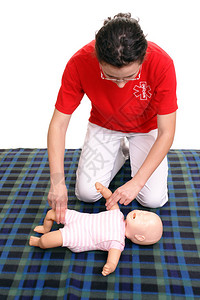 婴儿急救系列急救教练展示如何检查婴图片