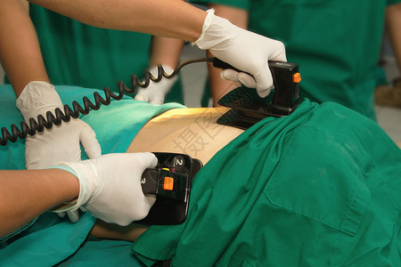 心肺复苏术中的除颤器练习高清图片