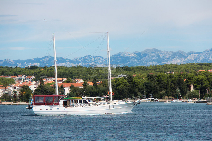 小船游艇船只享受亚得里亚海沿岸美丽的山景克罗地亚得里亚海沿岸的大型游图片
