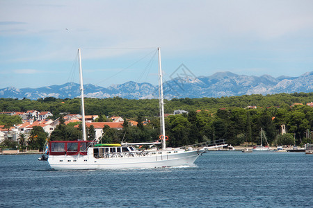 小船游艇船只享受亚得里亚海沿岸美丽的山景克罗地亚得里亚海沿岸的大型游图片