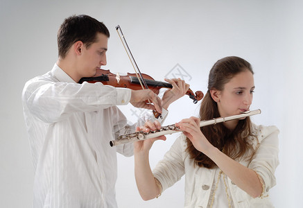 吹长笛和小提琴的兄弟姐妹图片