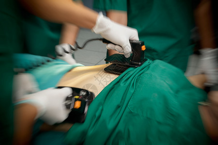 缓速器带有模糊的心肺复苏术中的除颤器练习背景