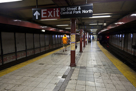 火车到达纽约地铁站图片