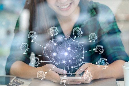 使用智能手机人工智能和商业物联网概念的亚洲女商人手上具有各种智能城市物联网技术图标的人工智背景图片